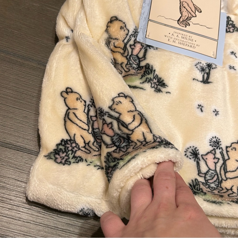 Classic Winnie the Pooh Baby Blanket - Picture 6 of 6
